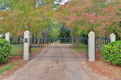 Stables with wide aisle, wash station, hay racks, padded stalls and more | Image 3