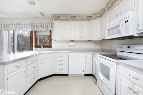 2390 Sand Rd, Marshalltown, IA, 50158-9557 | Card Image