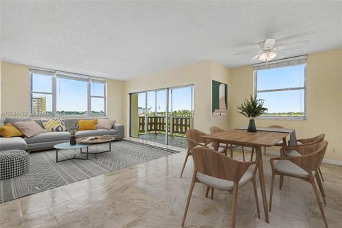 520-4330 Hillcrest Dr, Hollywood, FL, 33021-7981 | Card Image