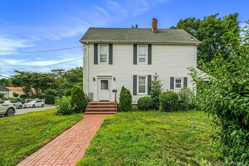 1 4th St, Westbury, NY, 11590-2511 | Card Image
