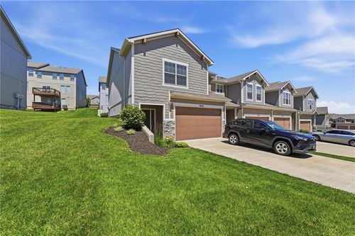 7370 Griffey St, Parkville, MO, 64152-8756 | Card Image