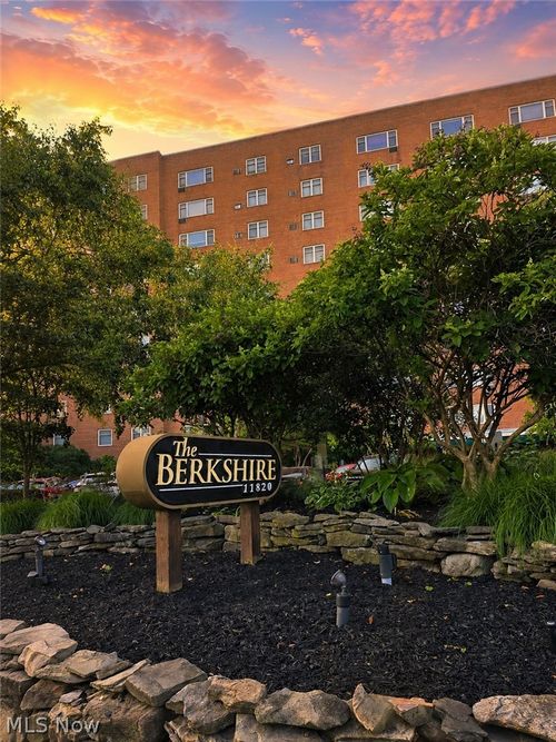608-11820 Edgewater Dr, Lakewood, OH, 44107-1793 | Card Image