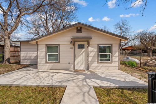 422 Apolino St, Uvalde, TX, 78801-5834 | Card Image