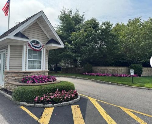 19 Virginia Pine Ln, Bay Shore, NY, 11706-5867 | Card Image