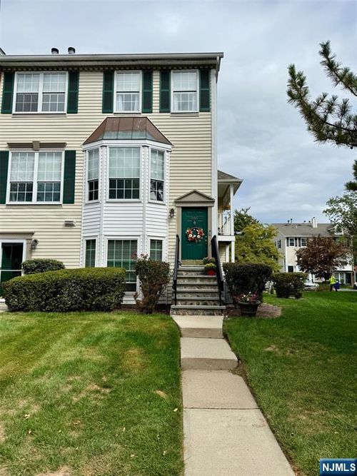 686 Plum Ter, Mahwah, NJ, 07430-3447 | Card Image