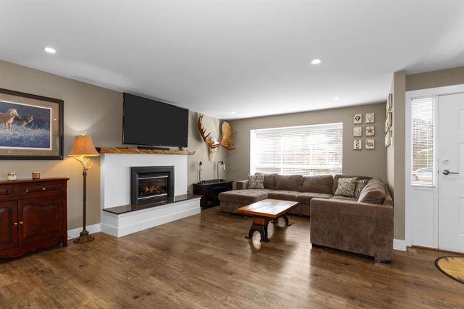 22715 Balabanian Circle, House other with 3 bedrooms, 2 bathrooms and 8 parking in Maple Ridge BC | Image 3