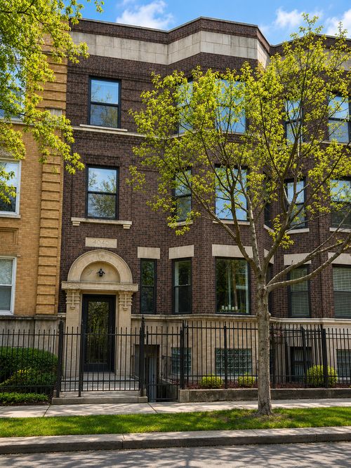 4040 Calumet Ave, Chicago, IL, 60653-2242 | Card Image
