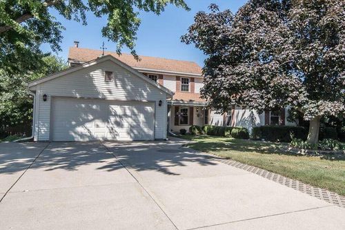 1055 S Imperial Dr, Hartland, WI, 53029 | Card Image