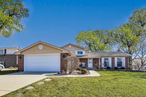 2023 N Shenandoah Dr, Arlington Heights, IL, 60004-2928 | Card Image