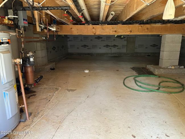 4 foot crawl space with cement floor | Image 34