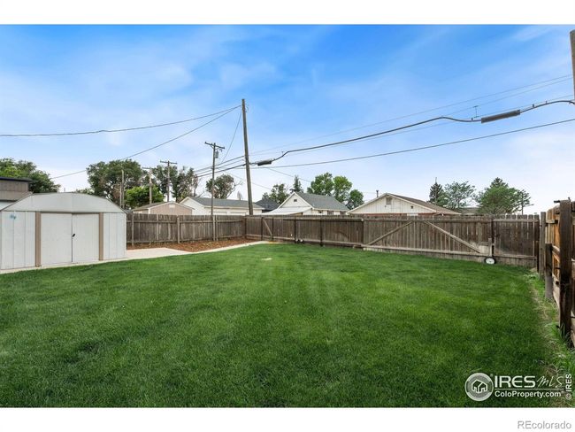 Side yard has alley access. | Image 20