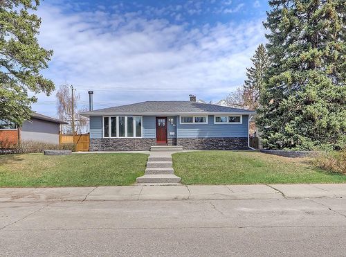 44 Granlea Pl Sw, Calgary, AB, T3E4K2 | Card Image