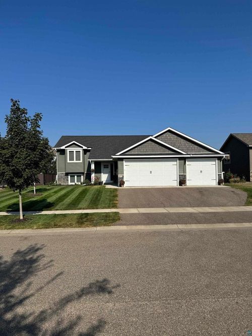 3177 Kingston St, River Falls, WI, 54022-5797 | Card Image