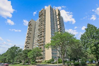 1006 - 1359 White Oaks Blvd, Home with 3 bedrooms, 2 bathrooms and 1 parking in Oakville ON | Image 1