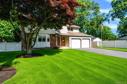 18 Deer Park Blvd, Deer Park, NY, 11729-1121 | Card Image