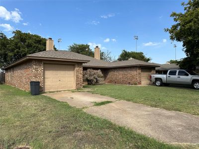 1428 Briar Circle, Home with 4 bedrooms, 2 bathrooms and null parking in Crowley TX | Image 2