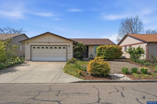 375 S Columbia Dr, Woodburn, OR, 97071 | Card Image