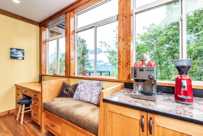 1011 Panorama Place, House other with 4 bedrooms, 3 bathrooms and 5 parking in Squamish BC | Image 9