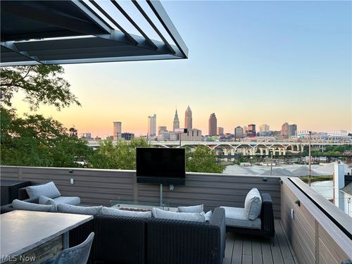 2040 W 11th Pl, Cleveland, OH, 44113-3729 | Card Image