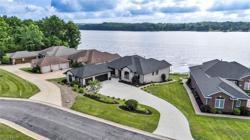 1004 Waters Edge Dr, Columbiana, OH, 44408-8468 | Card Image