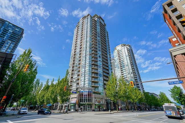 606 - 2978 Glen Drive, Condo with 3 bedrooms, 2 bathrooms and 1 parking in Coquitlam BC | Image 2