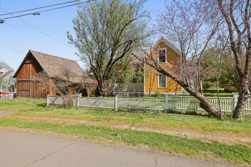 220 8th St, Jacksonville, OR, 97530-9747 | Card Image