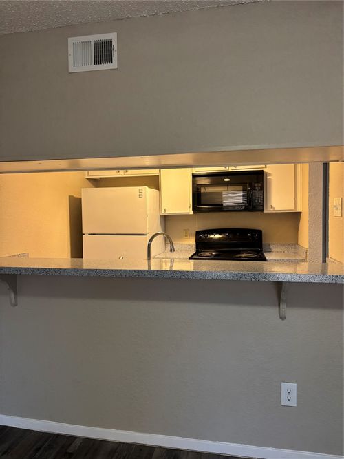900 N Center Street, Arlington, TX, 76011 | Card Image