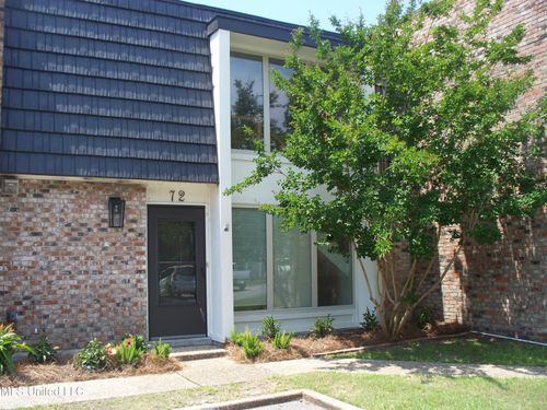527 Front Beach Dr, Ocean Springs, MS, 39564-4962 | Card Image