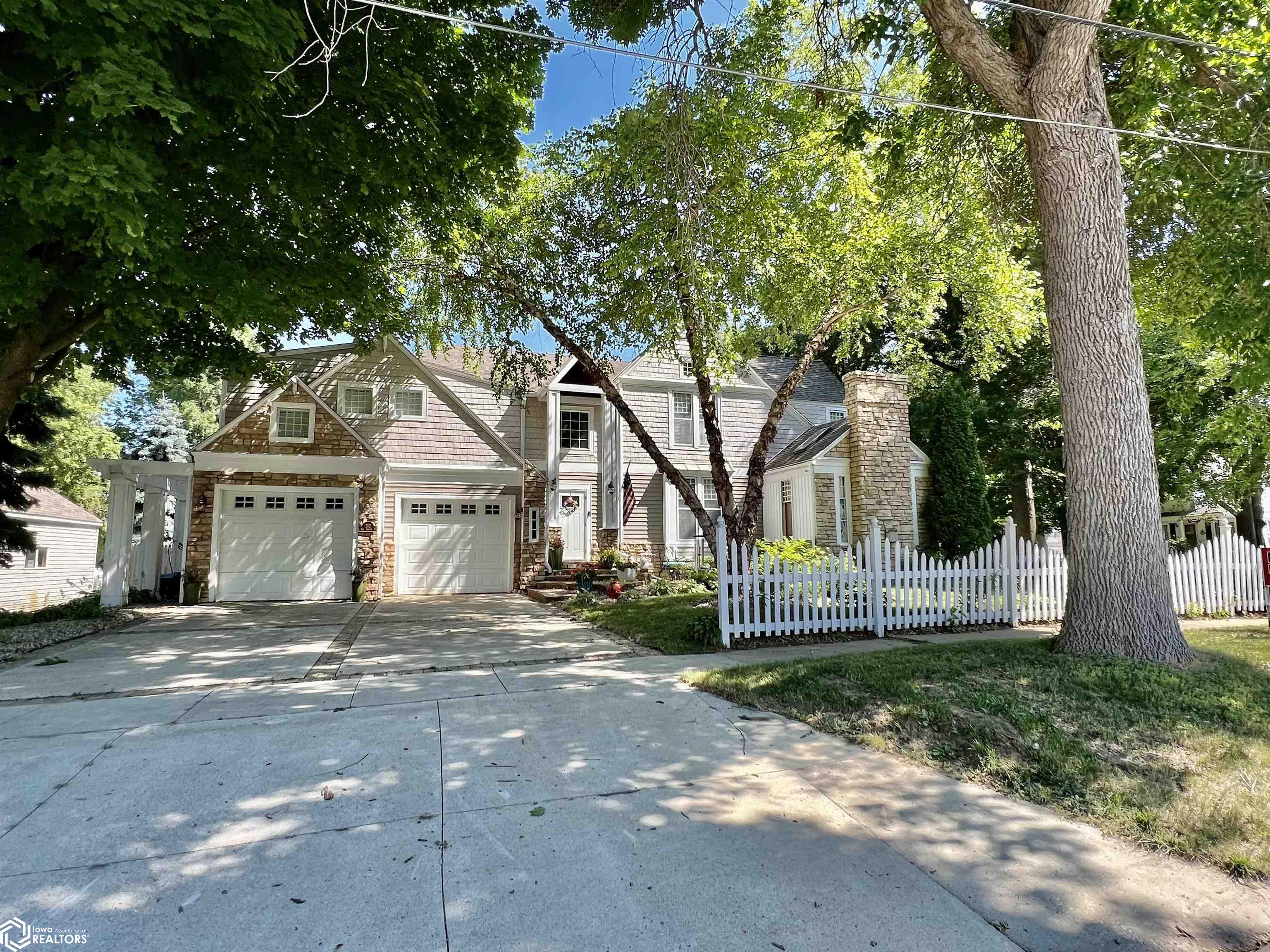 212 4th Ave S, For Sale in Clear Lake Zoocasa