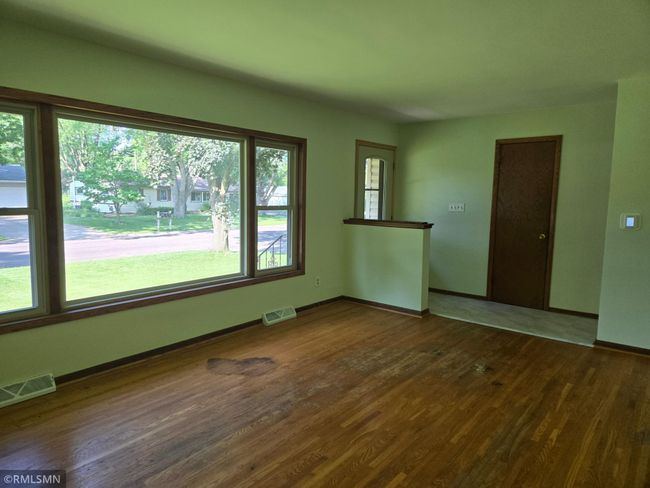 Large Livingroom With Hardwood Floors | Image 11