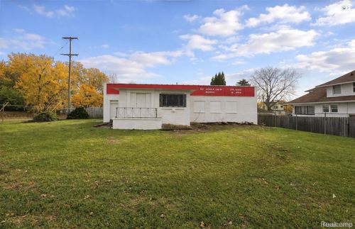 556 Auburn Ave, Pontiac, MI, 48342-3220 | Card Image