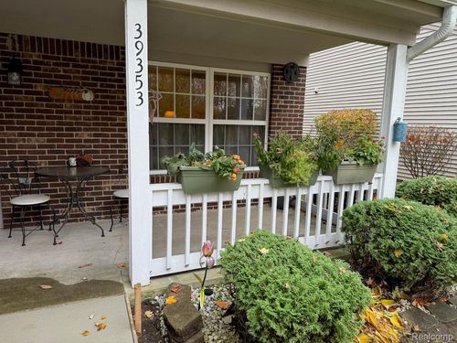 39353 Armstrong Ln, Westland, MI, 48185-1347 | Card Image