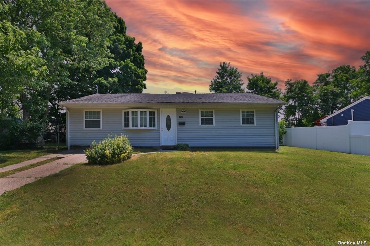 Westwood Blvd, Bay Shore, NY 11706