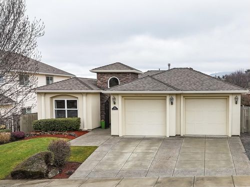 3821 Sherwood Drive, Medford, OR, 97504 | Card Image