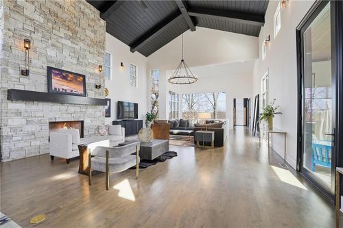 6949 Watsons County Ln, Parkville, MO, 64152-4902 | Card Image