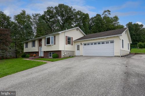 571 E Tolna Rd, Shrewsbury, PA, 17361-1621 | Card Image