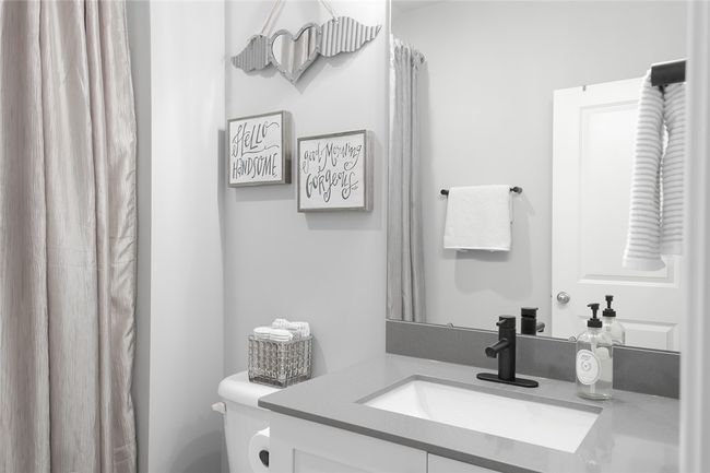 Upstairs bath | Image 40