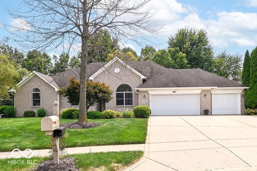 7929 Beechwood Farms Dr, Avon, IN, 46123-9024 | Card Image
