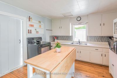 63 King St S, House other with 2 bedrooms, 1 bathrooms and 5 parking in Brock ON | Image 2