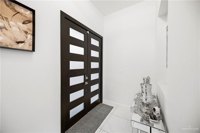 Entrance foyer with marble look tiles | Image 10