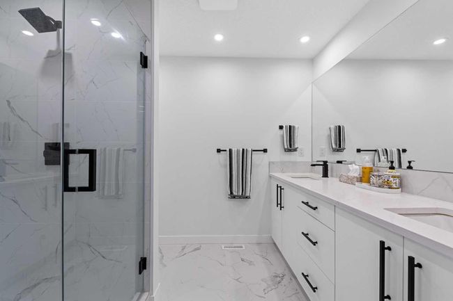 2213 77 Street Sw, Townhouse with 2 bedrooms, 3 bathrooms and 2 parking in Calgary AB | Image 37