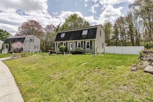 8 Portsmouth Rd, Amesbury, MA, 01913-3830 | Card Image