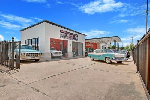 301 S Market St, Brenham, TX, 77833-3760 | Card Image