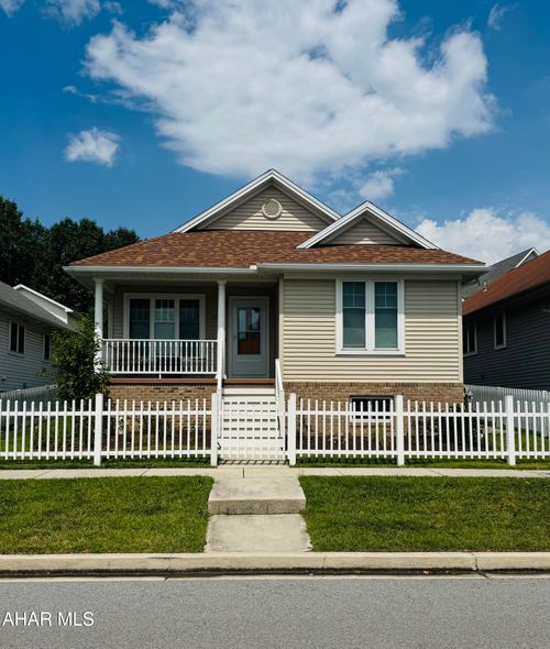 807 Holliday Hills Dr, Hollidaysburg, PA, 16648-3202 | Card Image