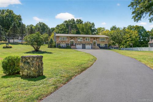 2 Mockingbird Ln, Washingtonville, NY, 10992-1711 | Card Image