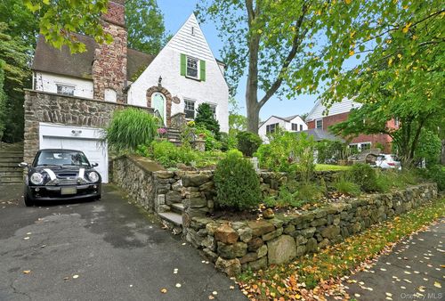 11 Virginia Pl, Larchmont, NY, 10538-3106 | Card Image