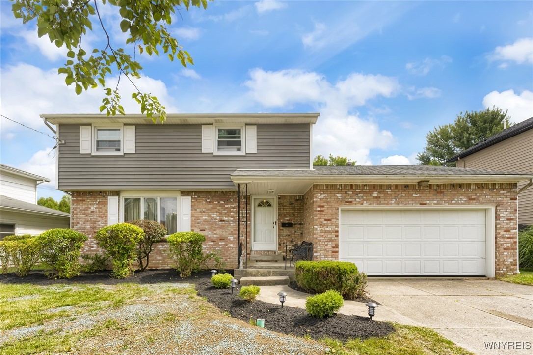 Albert Dr, Lancaster, NY 14086