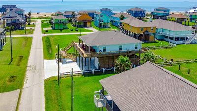 851 Palmetto Drive, House other with 4 bedrooms, 3 bathrooms and null parking in Crystal Beach TX | Image 2