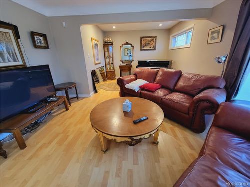 18311 Norwich Rd, Livonia, MI, 48152-3007 | Card Image