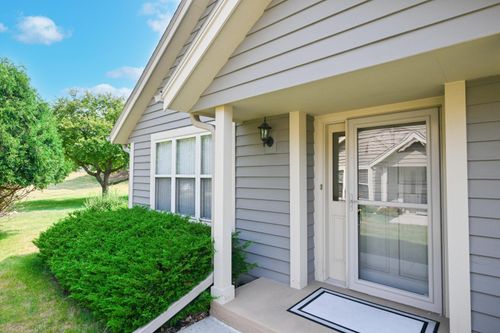 N24W24000 Brandon Oaks Dr, Pewaukee, WI, 53072-6429 | Card Image